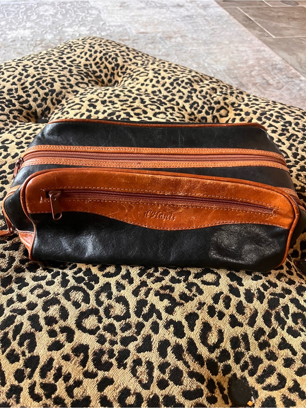 Vintage d’Hanis Leather Toiletry Travel Bag Black Tan Dopp Kit Made in Korea